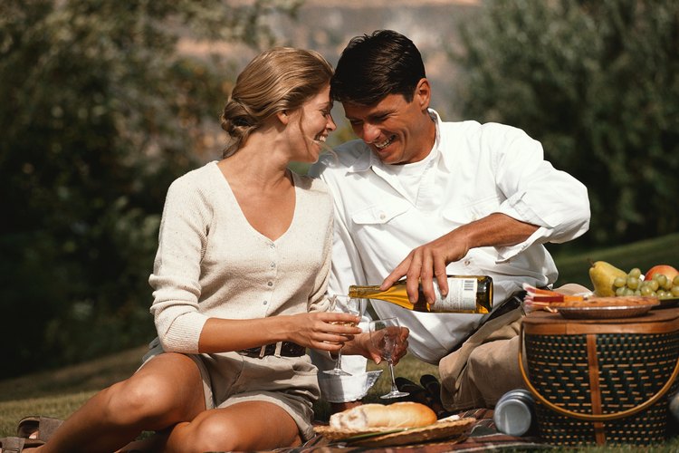 Considera dar una canasta de picnic llena de alimentos.