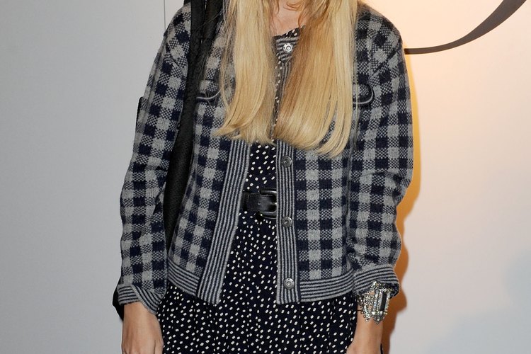 Mischa Barton borda el aspecto hipster en una fiesta durante la semana de la moda de Milán.