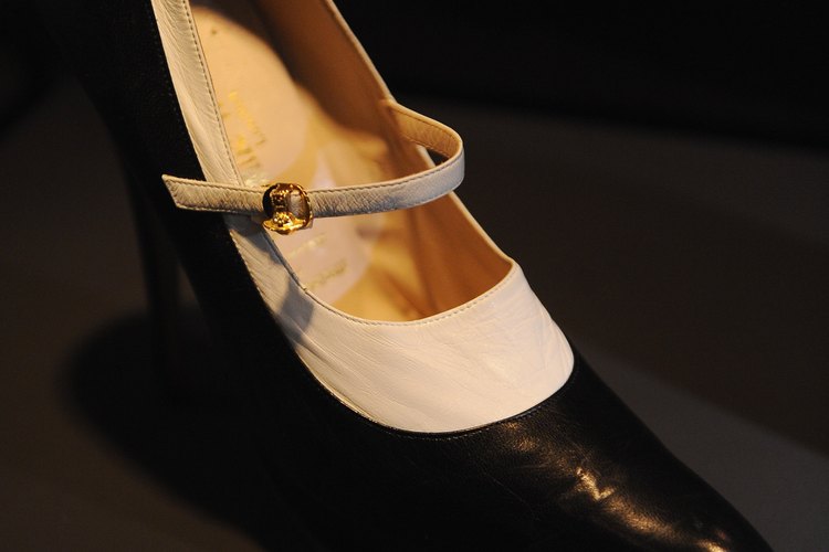 Los zapatos más delgados con una tira fina estaban de moda en los años 20.