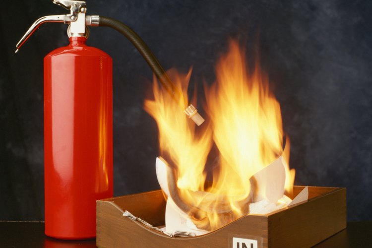 Utiliza un extintor de agua sobre un incendio de madera o papel.