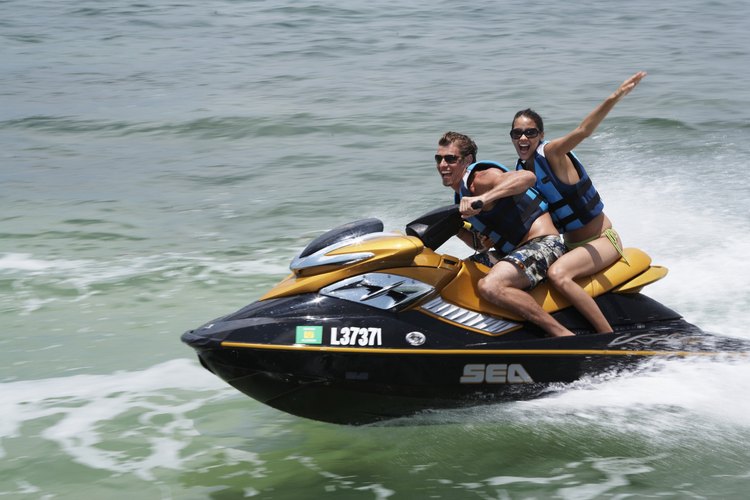 No dejes de probar hacer jet-ski cerca de Geneva on the Lake.