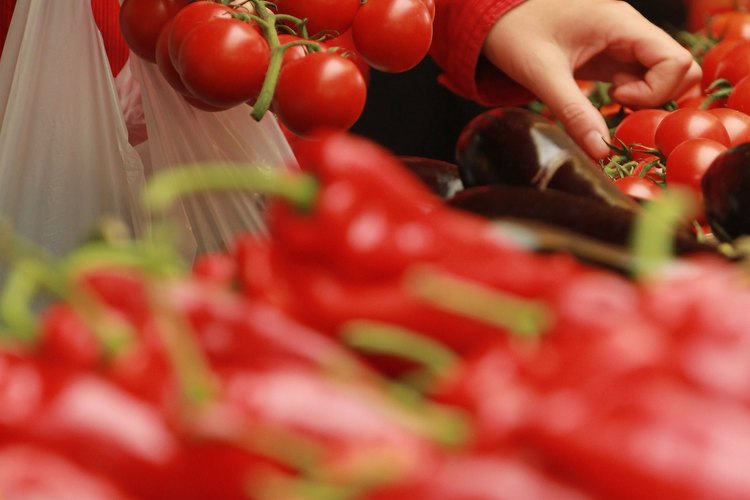 Las frutas y verduras frescas son coloridas y nutritivas.