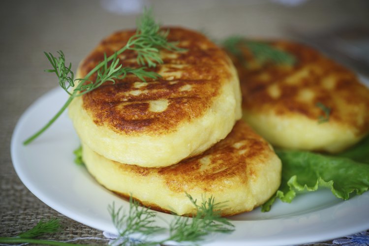 Haz tortas de papa fritas para que todos las disfruten.