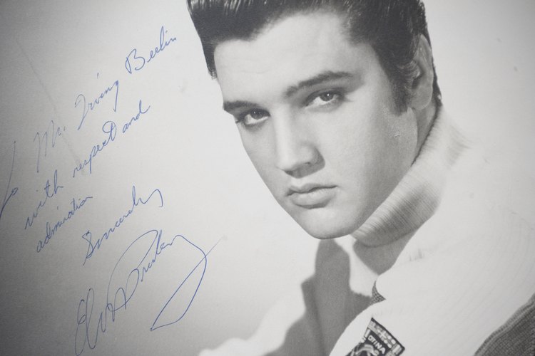 El peinado de Elvis es un clásico.