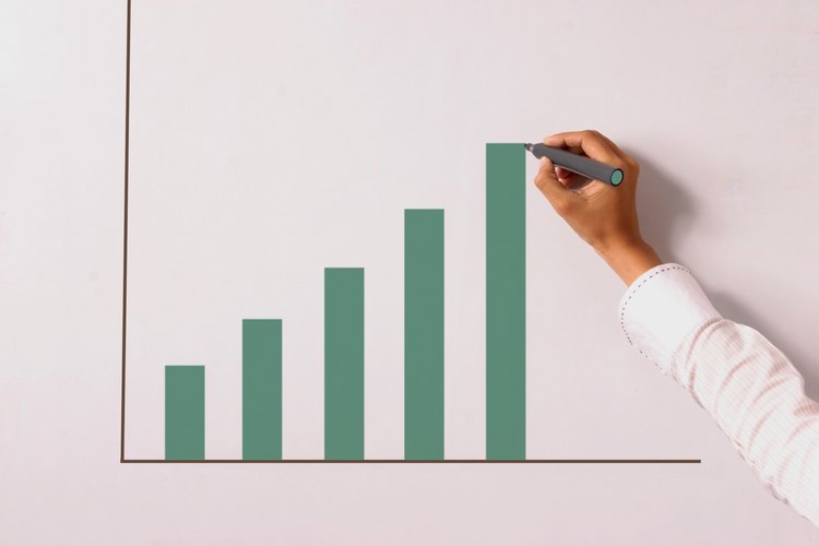 Dado que aumentan los ingresos, las necesidades materiales de las personas tienden a estar satisfechos.