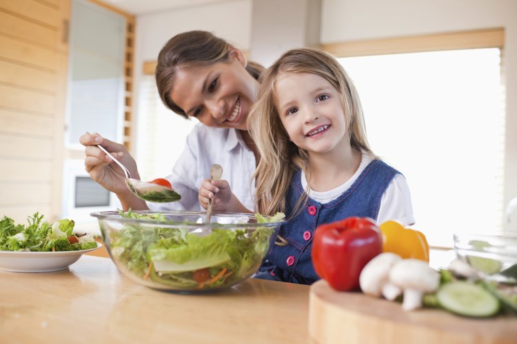 Involucra a los niños en la preparación de la comida para que la coman con más entusiasmo.