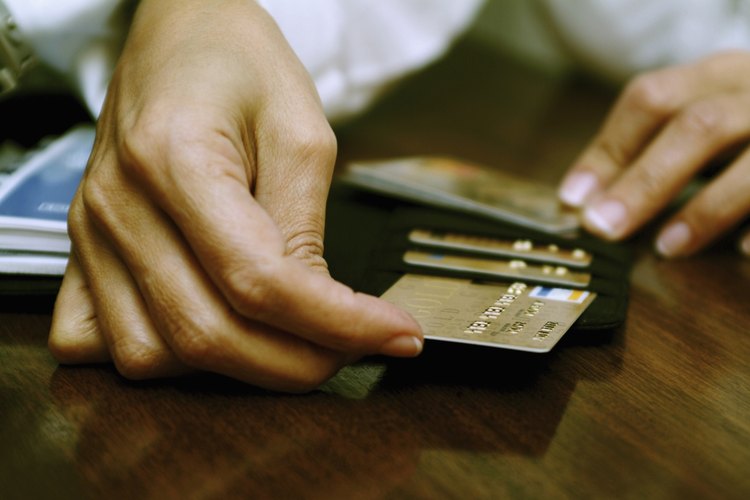 En Argentina, la ley de Tarjetas de Crédito no ahonda en la cuestión del matrimonio y las deudas.