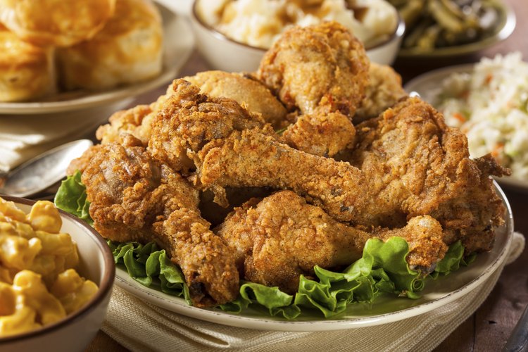 Cómo hacer pollo frito crujiente.