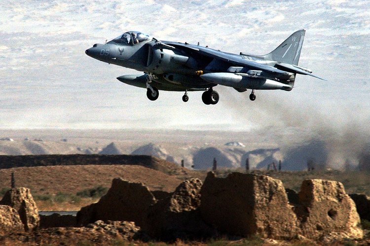 Un avión de ataque Harrier despega de la base aérea de Bagram en Afganistán.