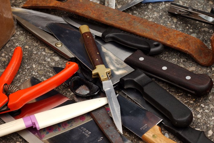 Un chef profesional (o un amateur culto) lleva sus cuchillos, sus "instrumentos" en un estuche para enrollar. Así lo hacen también los coleccionistas de cuchillos.