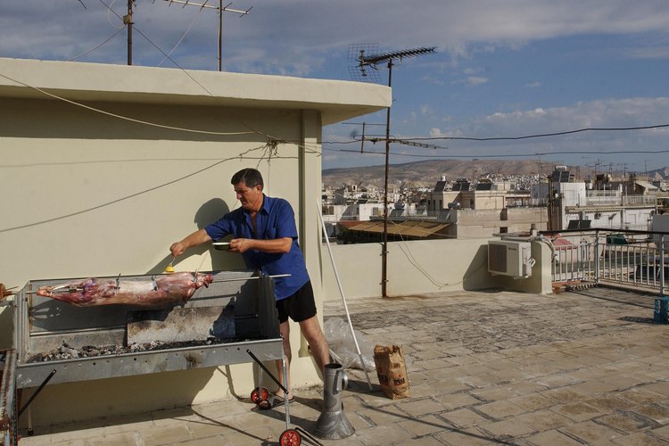 Cocina un animal entero en un asador para la satisfacción del máximo carnívoro.