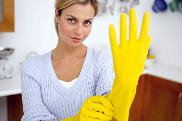 Los guantes de goma son la primer línea de defensa contra las enfermedades cuando limpias las manchas de vómito.