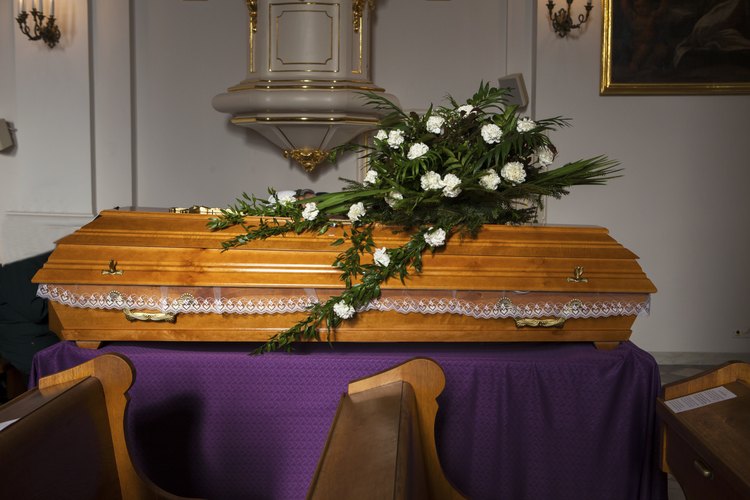 Investiga qué tipo de ayuda está disponible en tu estado para apoyar los gastos funerarios.