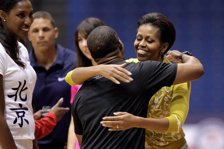 Michelle Obama abraza a un partidario