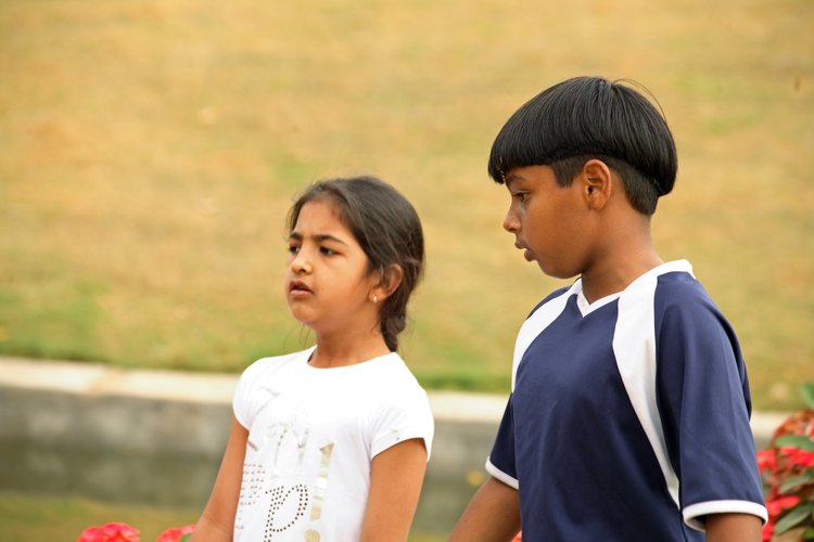 Las actividades de rellenar espacios ayudan a los niños a desarrollar sus habilidades de lenguaje.