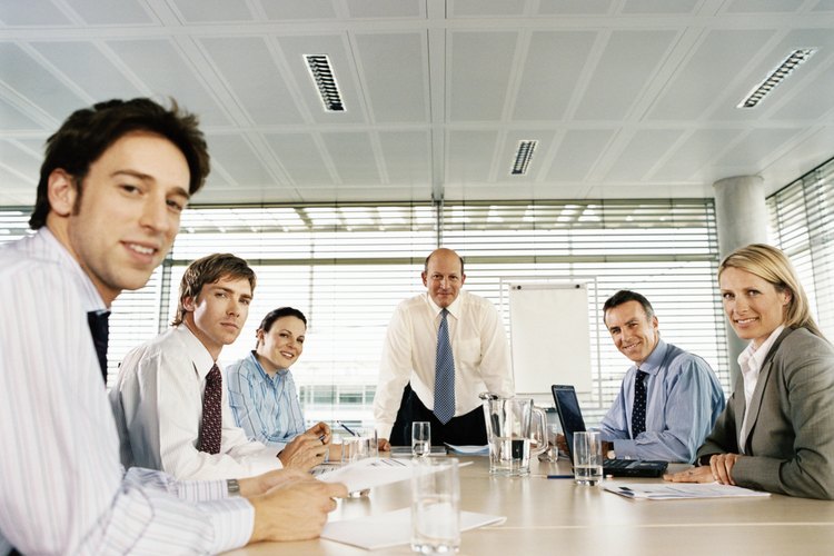 Tal vez el aspecto más importante de la estrategia de negocios es la manera en la que una empresa formula e implementa su esquema comercial para superar a los rivales y seguir siendo rentable.