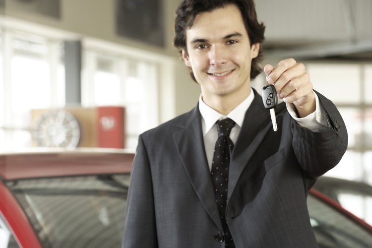 La comisión de un vendedor de coches varía.