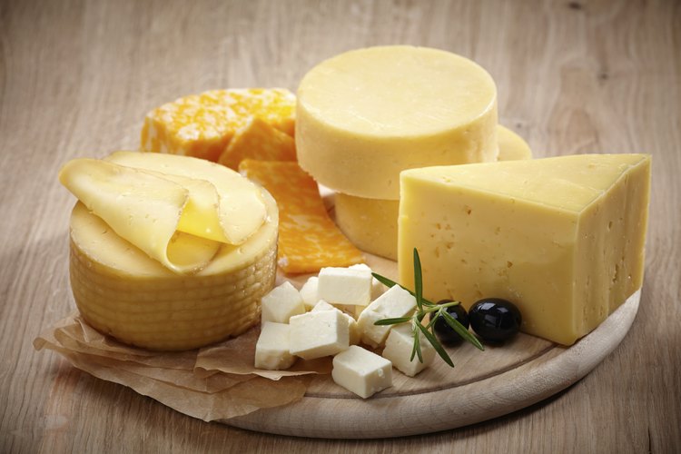Si la encuentras, la leche cruda puede hacer los quesos caseros más maravillosos.