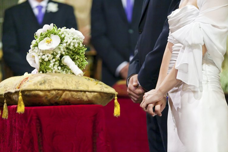 El ritual de conclusión comienza con la bendición del sacerdote sobre el matrimonio.