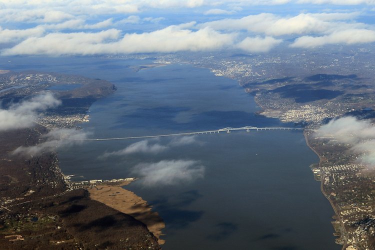 Tarrytown se encuentra justo al norte del Puente Tappan Zee, sobre el Río Hudson.
