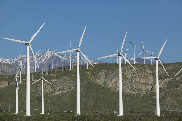Los las turbinas de viento del molino generan electricidad.