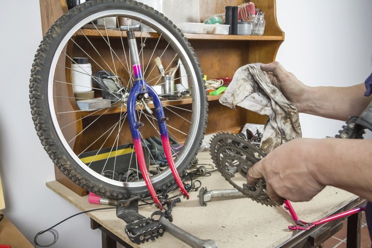 Un coche a pedal te ayuda a librarte de aquellas partes viejas de bicicleta que están tiradas en tu tienda o garaje.