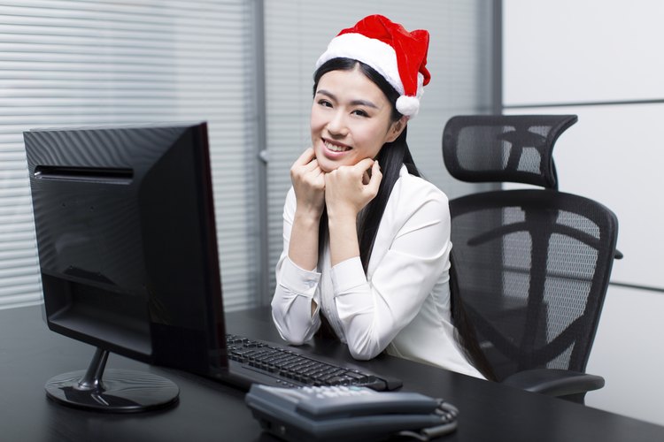 Encuentra maneras divertidas y de buen gusto para decorar tu escritorio para Navidad.