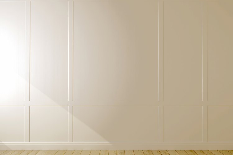 Pared blanca con zócalos.