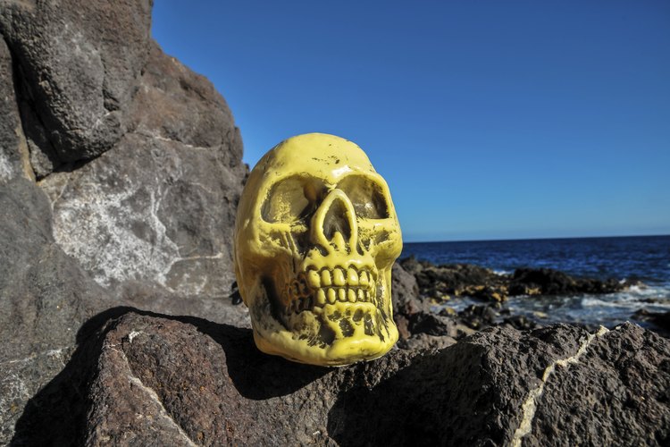 El día de muertos es celebrado en casas y cementerios.