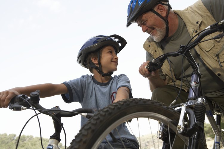 Los niños ciclistas con habilidaes pueden estar listos para bicicletas más grandes a una edad más temprana.