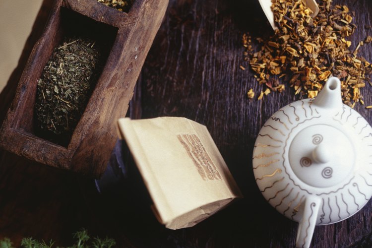 Remoja las hojas secas de hierbabuena en agua caliente para hacer un refrescante té.