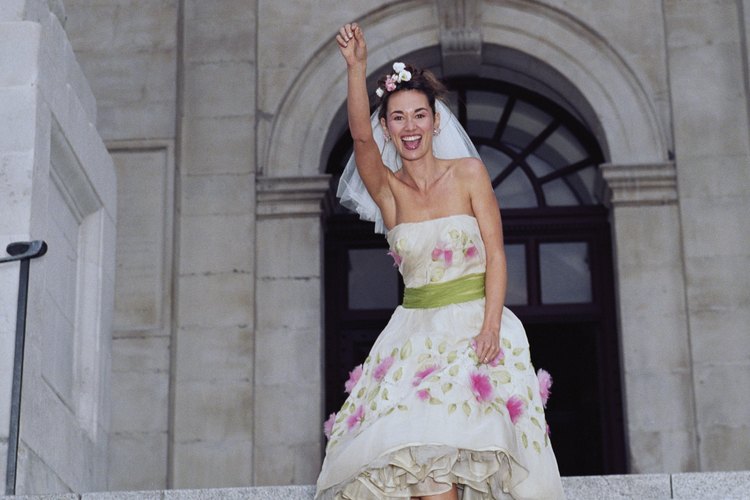 Añade una faja de colores y bordados a un vestido de novia sencillo.