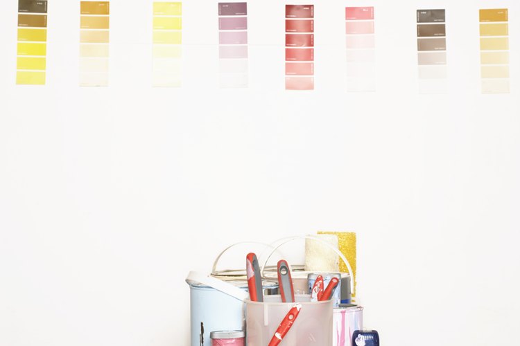 Debe equilibrarse con un diseño simple de muebles oscuros y cortinas en colores que incluyan colores vivos y toques de blanco.