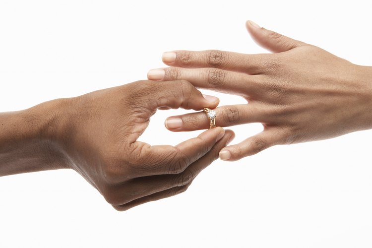 Un anillo de bodas de titanio puede ser la opción correcta para ti.