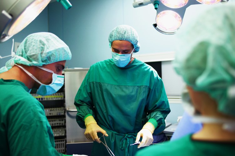 Después de terminar los estudios de grado, un cirujano general aspirante también debe completar cuatro años de escuela de medicina.