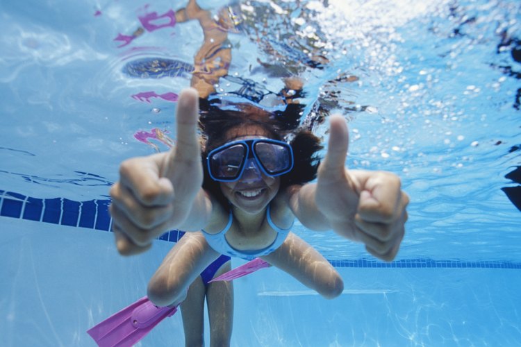 Usa paneles solares para elevar la temperatura del agua de tu piscina.