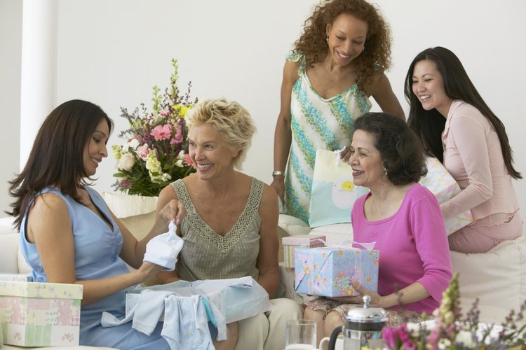 Céntrate en la alegría de la ocasión para lograr un baby shower exitoso.