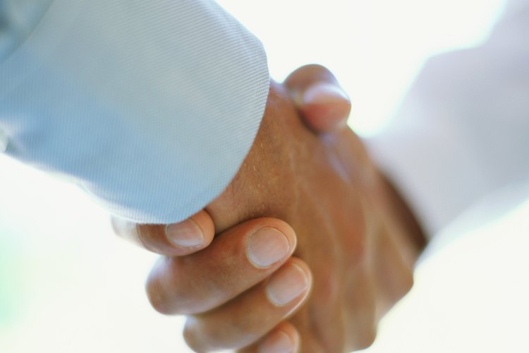 Gente dándose la mano.