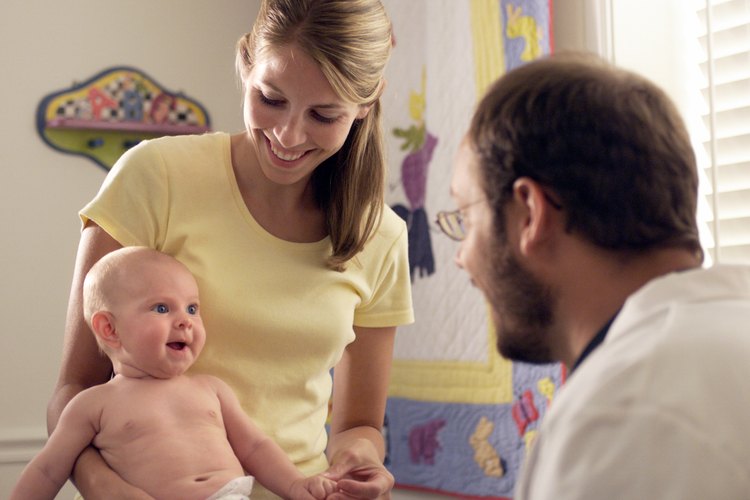 El pediatra es el médico que dedica su vida a la atención de los niños.