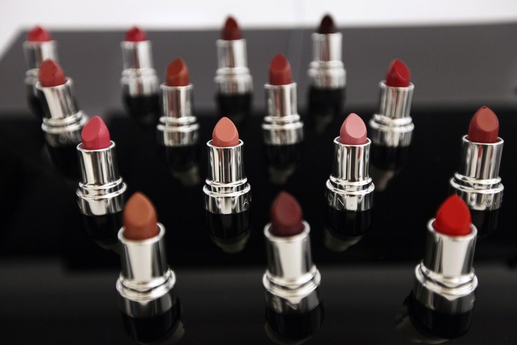 Avon cuenta con productos de maquillaje, entre otros elementos de belleza.