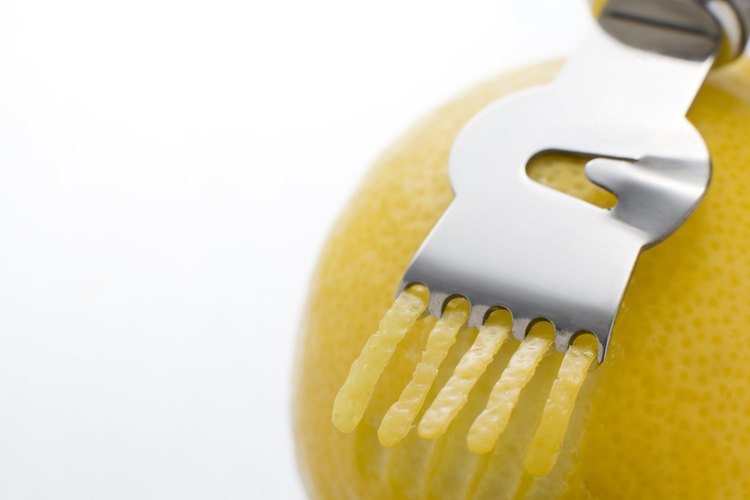 Los ralladores de cítricos pelan tiras delgadas de una naranja.