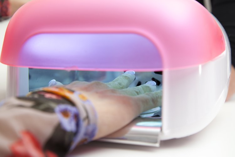 Se aplican capas delgadas de gel sobre la uña y luego se curan bajo la luz UV hasta que se fijan.