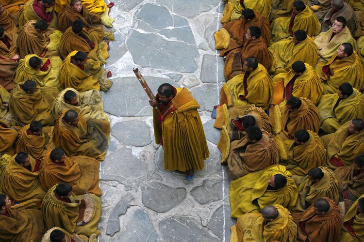 Los rituales budistas tibetanos son practicados tanto por parte de los monjes como de los practicantes laicos.