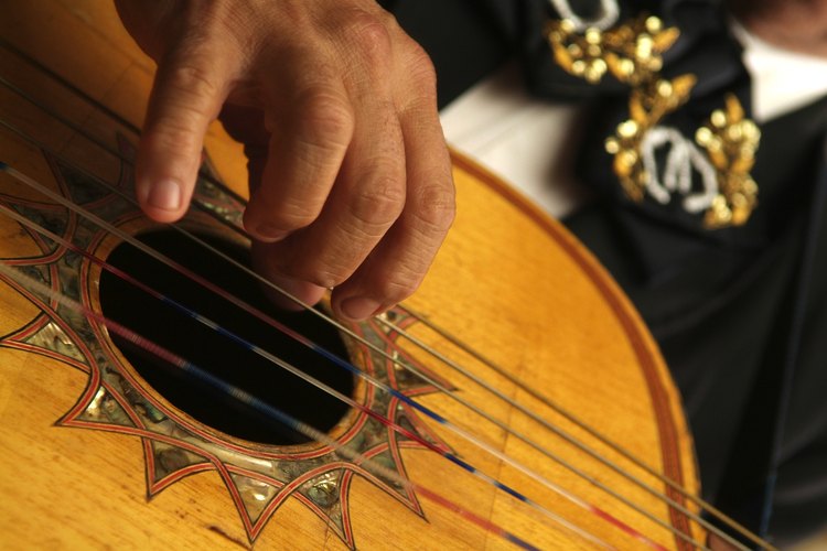 Un hombre tocando una guitarra.