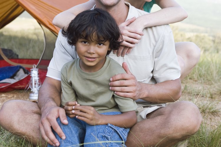 Algunas personas deciden adoptar a un niño que reside en un paíse devastado por la guerra.
