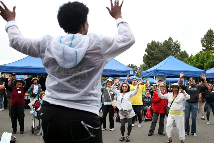 Adultos mayores participando en clases de zumba en el 8º Festival Anual de Vida Saludable en Oakland, California, el 15 julio 2011.