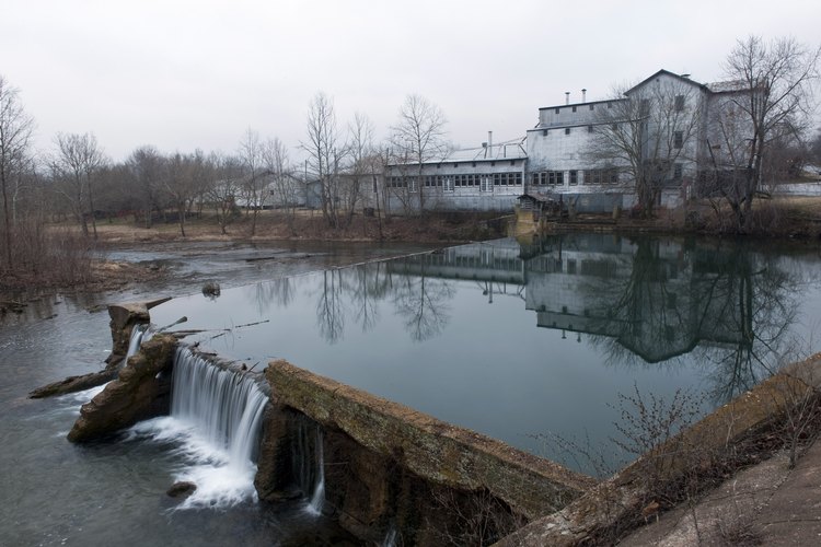 Aunque ya no está en uso, el molino de Ozark se encuentra junto al río Finley en Ozark, Missouri.