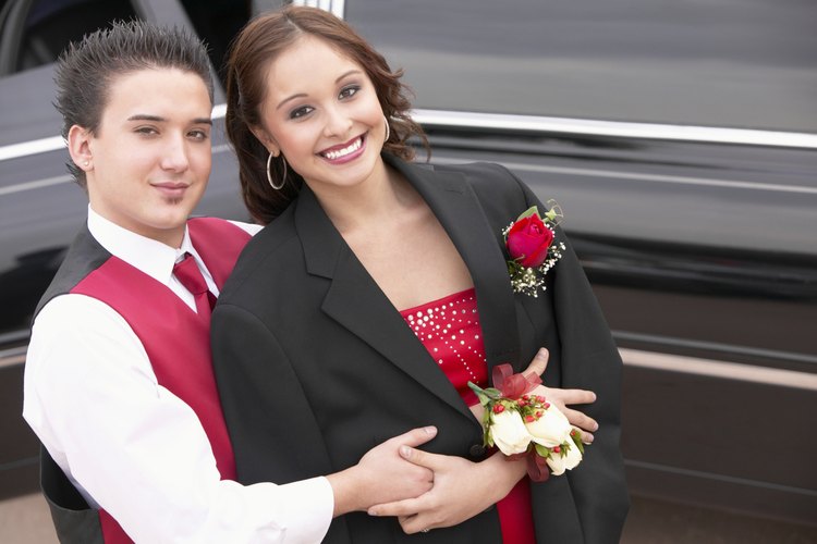 Lleva una corbata colorida y un chaleco que combinen con el traje de tu pareja.