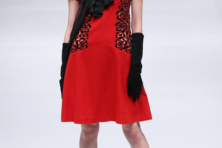 Una modelo muestra una pieza de la colección Xie Feng en la Semana de la Moda de Beijing Otoño/Invierno 2013-2014 en marzo de 2013.