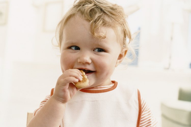Si tu bebé ya es capaz de tomar los alimentos con las manitas, puedes darle trocitos de carne también.
